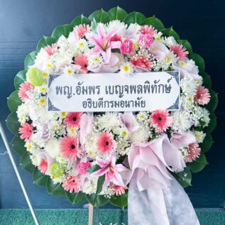 พวงหรีดดอกไม้สดสีชมพูขาว รหัส M03 ใช้ดอกไม้โทนอ่อนละมุน พร้อมโบสีชมพูพาสเทล