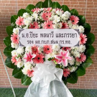 พวงหรีดดอกไม้สดสีชมพูขาว รหัส M06 ตกแต่งด้วยลิลลี่ชมพูดูสุภาพและเรียบหรู