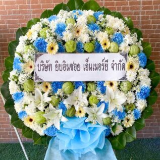 พวงหรีดดอกไม้สดโทนฟ้า ขาว เขียว รหัส XL08 ขนาดใหญ่พิเศษ ตกแต่งด้วยลิลลี่ ลูกสวอนแพลนท์ และดอกไม้หลากสี
