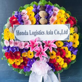 พวงหรีดดอกไม้สดหลากสี ลูกมะค่าย้อมแห้งและลิลลี่ชมพู ราคา 3000 บาท ส่งทั่วประเทศ