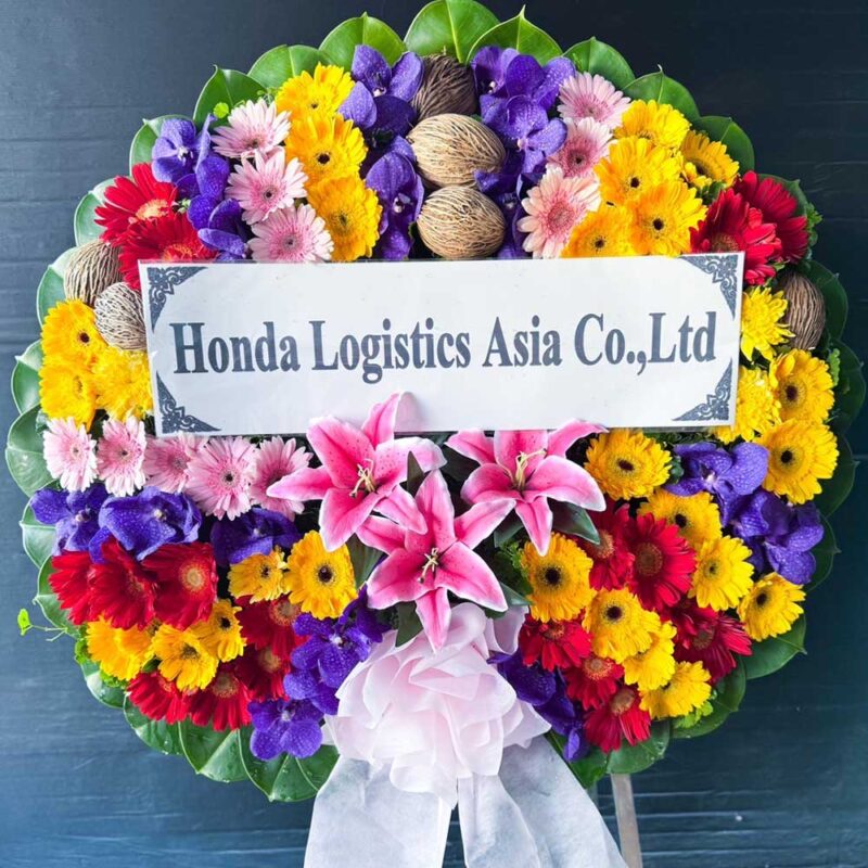 พวงหรีดดอกไม้สดหลากสี ลูกมะค่าย้อมแห้งและลิลลี่ชมพู ราคา 3000 บาท ส่งทั่วประเทศ