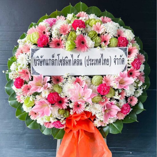พวงหรีดดอกไม้สดโทนชมพู ขาว เขียว รหัส XL02 จัดเต็มด้วยดอกลิลลี่ เยอบีร่า คาร์เนชั่น และลูกสวอนแพลนท์