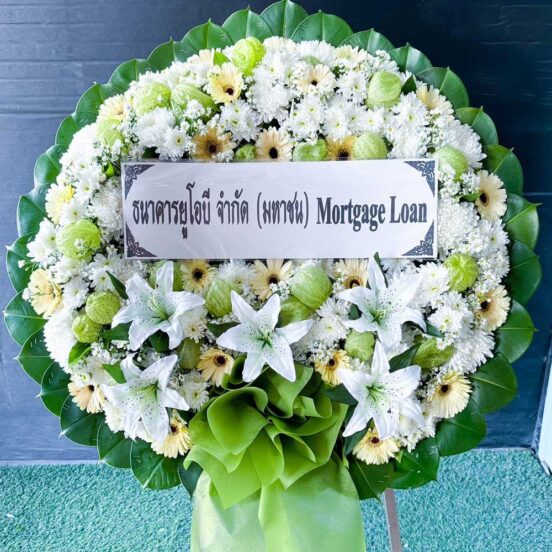 พวงหรีดดอกไม้สดโทนขาว เขียว รหัส XL11 ขนาดใหญ่พิเศษ ตกแต่งด้วยลิลลี่ ลูกสวอนแพลนท์ และเบญจมาศ
