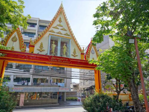 ทางเข้าวัดพรหมวงศารามฝั่งลานจอดรถ