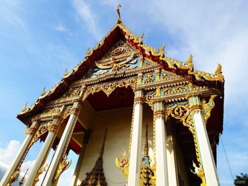 หน้าบันโบสถ์วัดพระไกรสีห์ฝั่งประดับพญาครุฑ