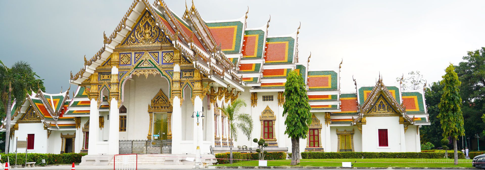 ภาพเต็มของอุโบสถหลักของวัดพระศรีมหาธาตุ