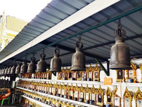 ระฆังรายล้อมอุโบสถวัดแก้วแจ่มฟ้า